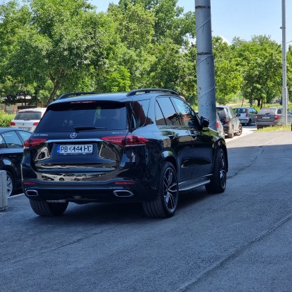 Нагло паркиране в Пловдив. Скъпите коли спират където си поискат? СНИМКИ
