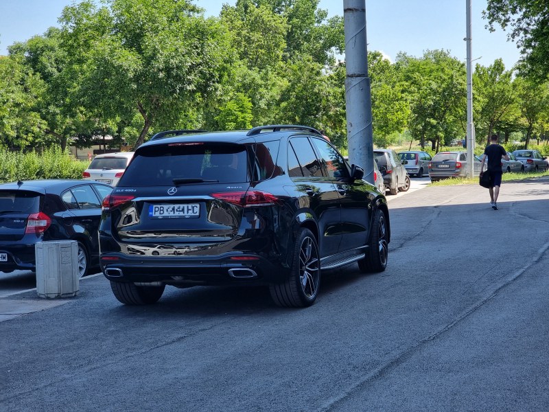 Нагло паркиране в Пловдив. Скъпите коли спират където си поискат? СНИМКИ