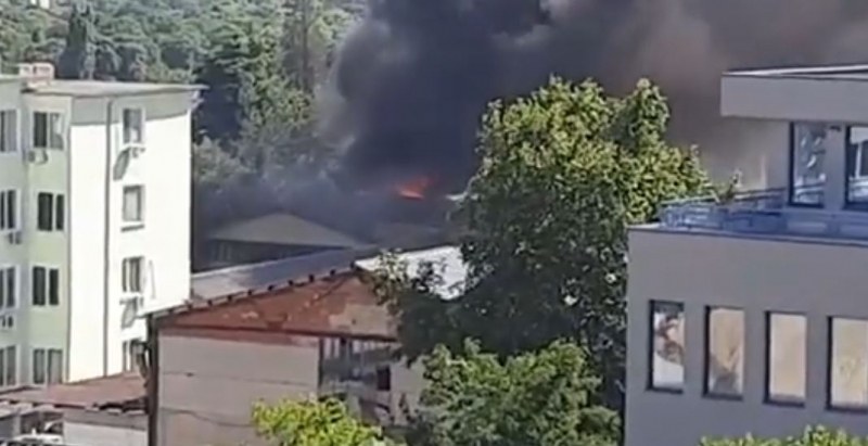 Пожар пламна във Варна ВИДЕО+СНИМКИ