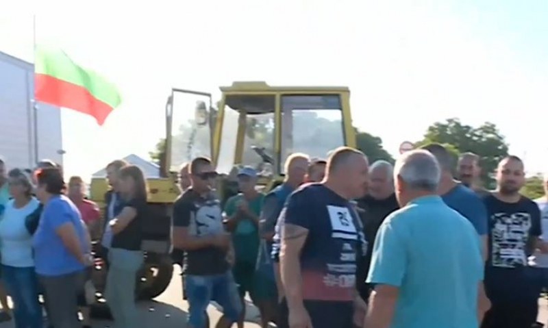 Земеделци от Садово на протест след градушката, блокират път