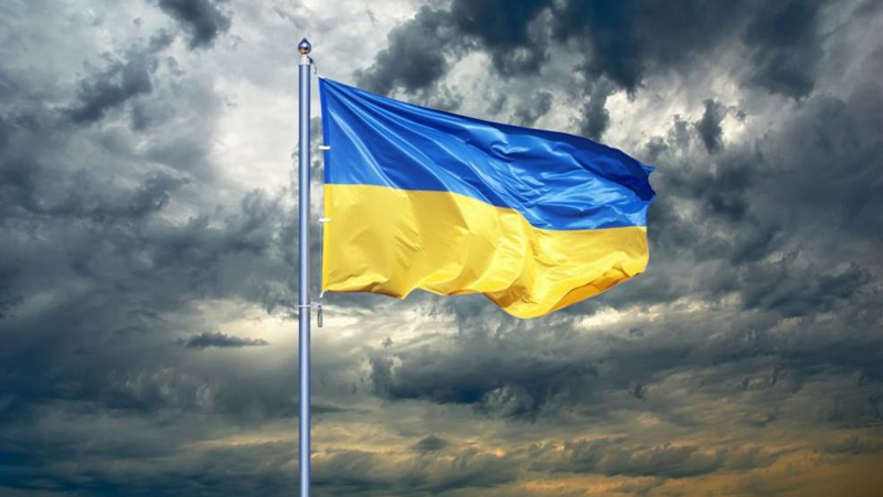 100 дни война в Украйна: София почита жертвите със 100-метрово синьо платно