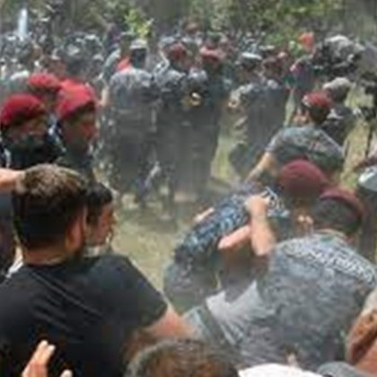 Най малко петдесет души бяха ранени днес при сблъсъци между протестиращи