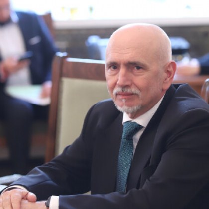 Николай Събев не отговори на Беновска – една жена от тоалетната му забрани!