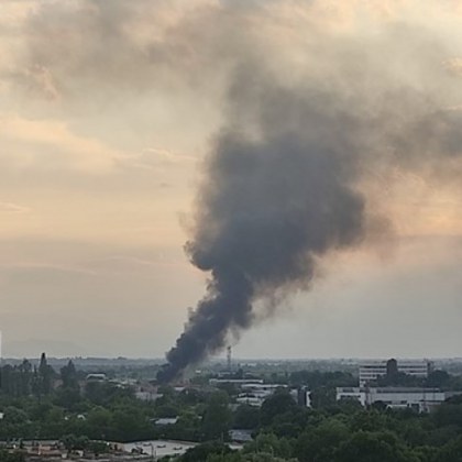 Гъсти облаци дим обгърнаха пловдивския квартал Захарна фабрика тази вечер