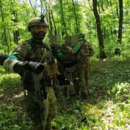 Син на депутат от Великобритания унищожи руски бронетранспортьор ВИДЕО