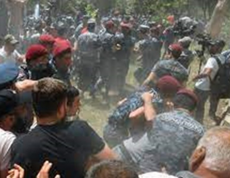 Най-малко петдесет души бяха ранени днес при сблъсъци между протестиращи