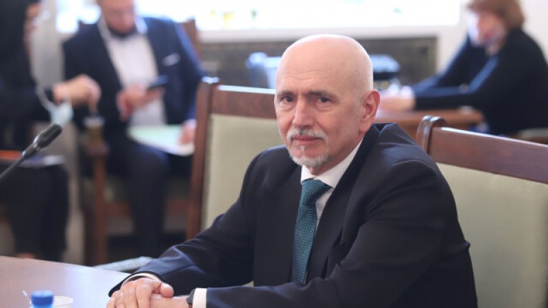 Николай Събев не отговори на Беновска – една жена от тоалетната му забрани!