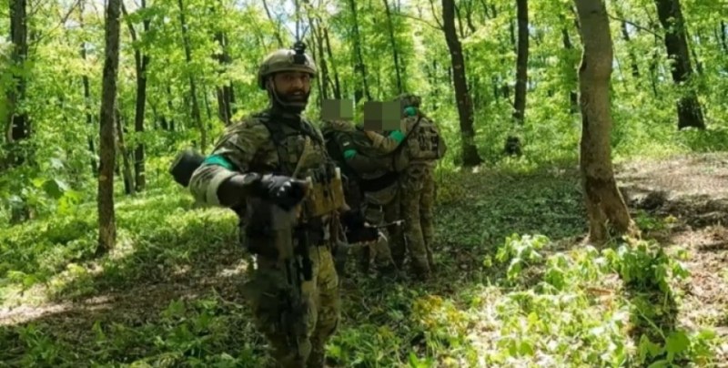 Син на депутат от Великобритания унищожи руски бронетранспортьор ВИДЕО