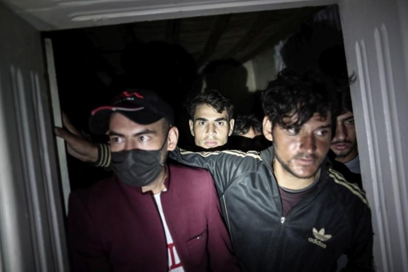 Арестуваха български тираджия, превозвал над 80 полумъртви мигранти