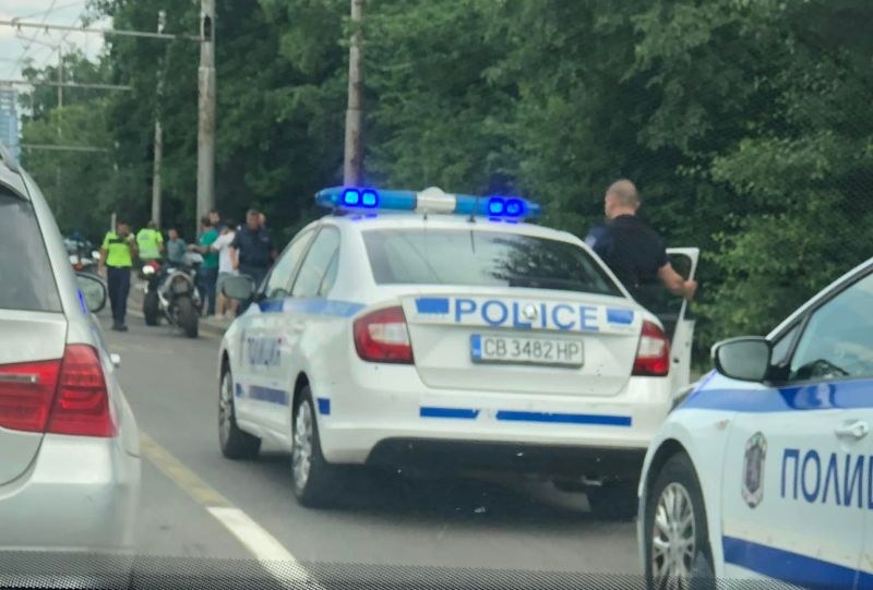 Блъснат моторист в София! Линейка и полиция са на мястото СНИМКИ