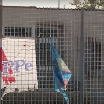 В затвор в Кремона Италия затворници запалиха килиите си Пламъците се