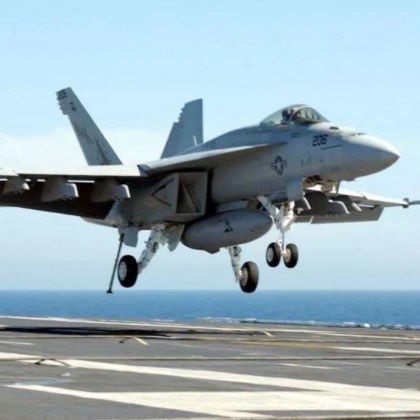 Изтребител на военноморските сили на САЩ се разби Пилотът е
