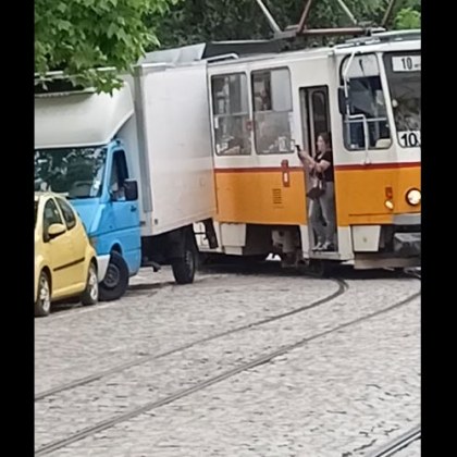 Инцидент между трамвай и бус стана в съботния ден При