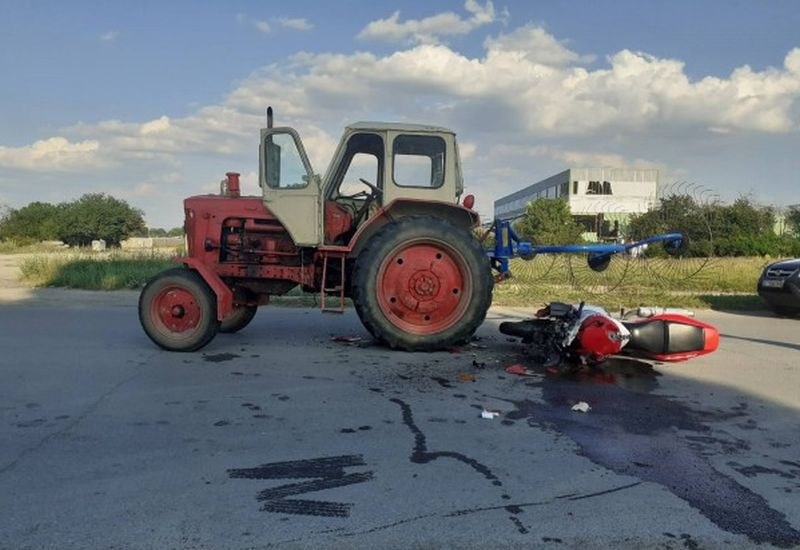 Моторист се блъсна в трактор до Пловдив, загина намясто