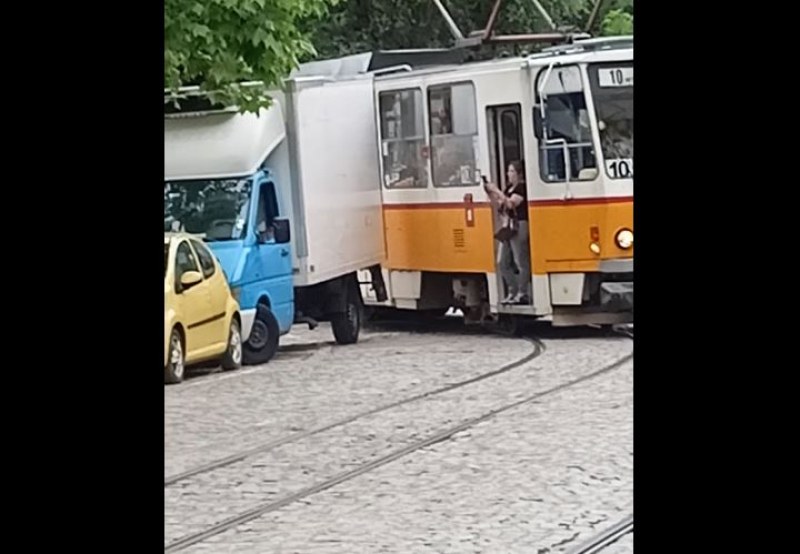 Трамвай забърса бус в София ВИДЕО