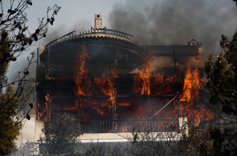 Гръцките пожарникари се борят с огромен пожар, който се разрази