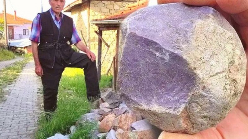 Мъж забогатя - стана милионер заради камъни от полето