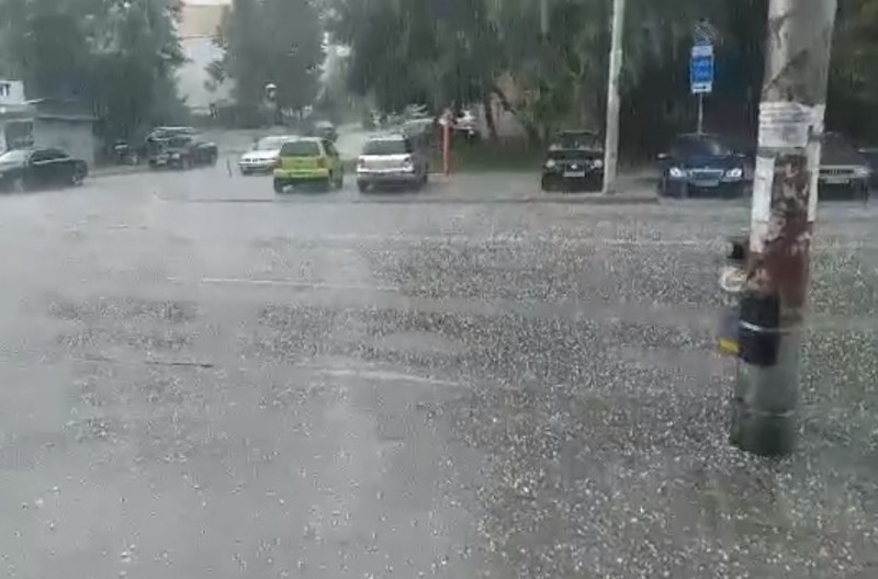 Буря с градушка удари и София ВИДЕО