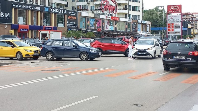 Катастрофа 2 в 1: Шкода се заби в Тойота, тръгна назад - блъсна Сеат