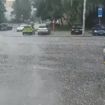Буря с градушка удари западните квартали на София Стихията удари