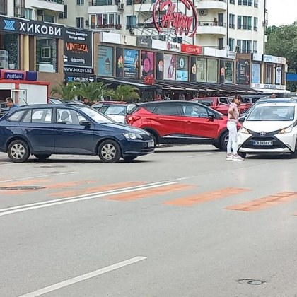 Катастрофа 2 в 1: Шкода се заби в Тойота, тръгна назад - блъсна Сеат