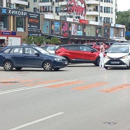 Две катастрофи на един водач затрудняват в столичния квартал Борово