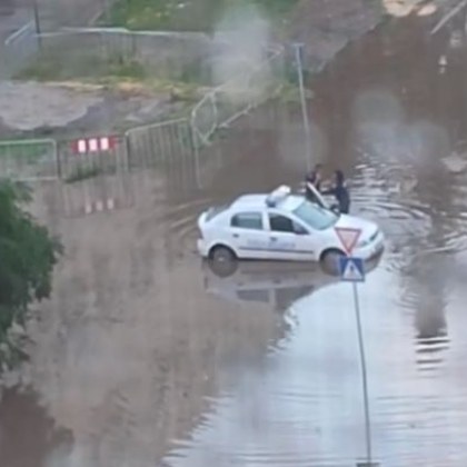 Полицейски автомобил стана жертва на наводнените улици в Русе Очевидци
