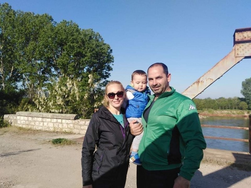Млад баща има нужда от помощ след инцидент с мотор