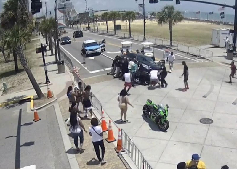 Полицаи и очевидци спасиха моторист, заклещен под кола ВИДЕО