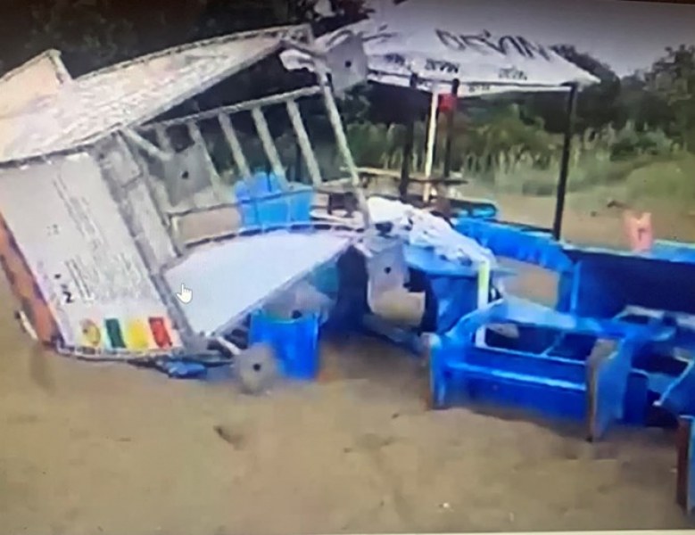 След бурята в Крайморие на плажа цари разгром ВИДЕО