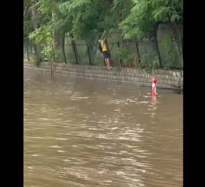Смел ученик се бори да премине през водното бедствие в Русе ВИДЕО