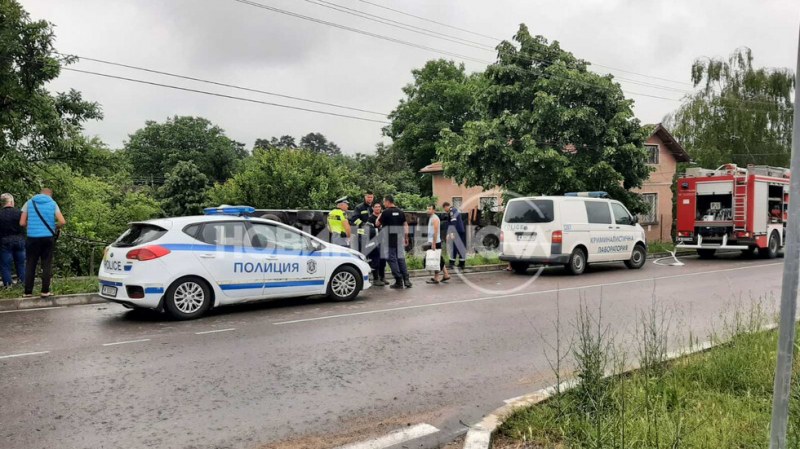 Тир се вряза в къща в Монтанско, шофьорът е пострадал СНИМКИ+ВИДЕО