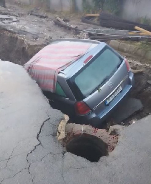 Зрелищни кадри от падналата кола в изкоп в Русе ВИДЕО