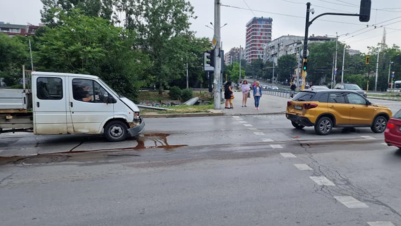 Антифриз с цвят на кръв се стича от бус, блъснал кола в София. Мрежата прегря СНИМКИ