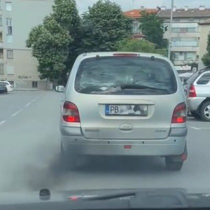 Възмутен потребител във фейсбук група споделя видеоклип на автомобил шофиран