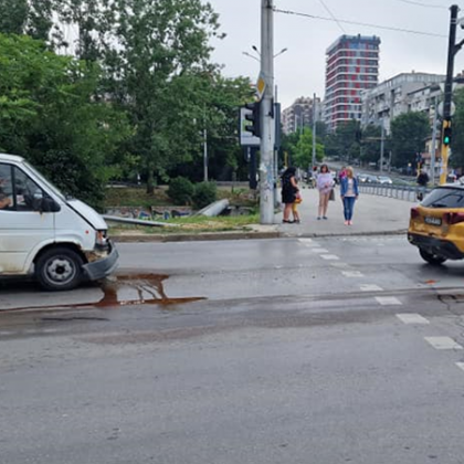 Катастрофа между бус и лек автомобил възпрепятства движението по бул Сливница
