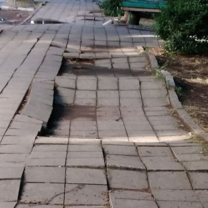 Разбит вид на тротоар в Бургас предизвика множество критики в