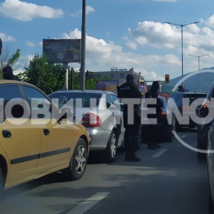 Заради спецакция трафикът в столичен квартал бе блокиран - има задържан СНИМКА