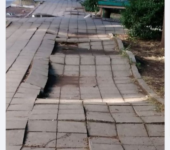 В Бургас: Вълни в морето, но и вълни по тротоарите - 