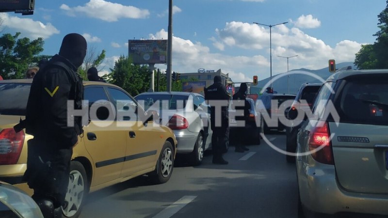 Заради спецакция трафикът в столичен квартал бе блокиран - има задържан СНИМКА