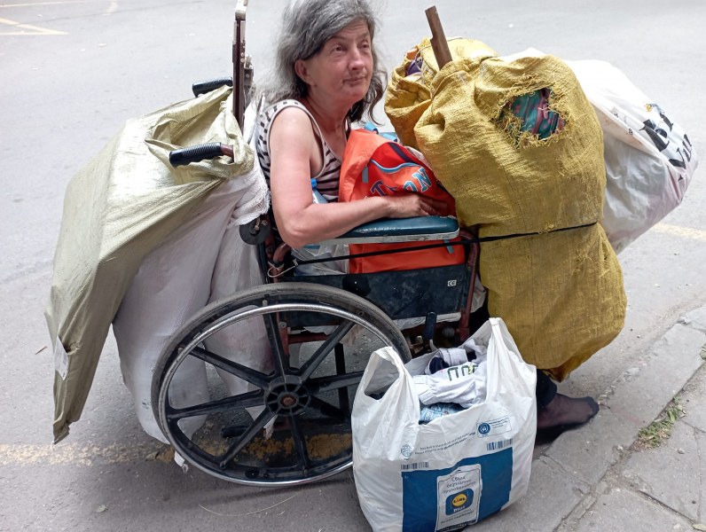 Жена в инвалидна количка рови по кофите за боклук! Да помогнем