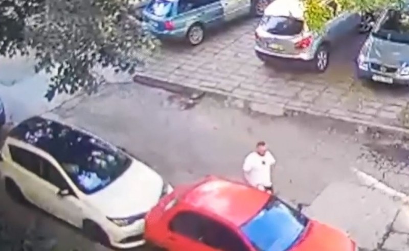 Пловдивчанин се издразни, счупи огледалото и чистачките на друга кола ВИДЕО