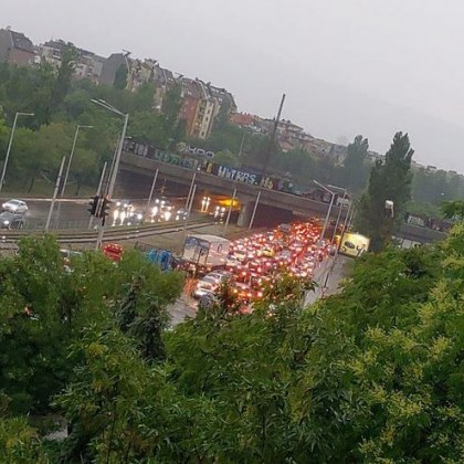 Огромно задръстване се образува в София след поройния дъжд Тапата