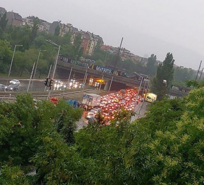 Наводнение в София: Има блокирани коли, образува се огромно задръстване СНИМКИ