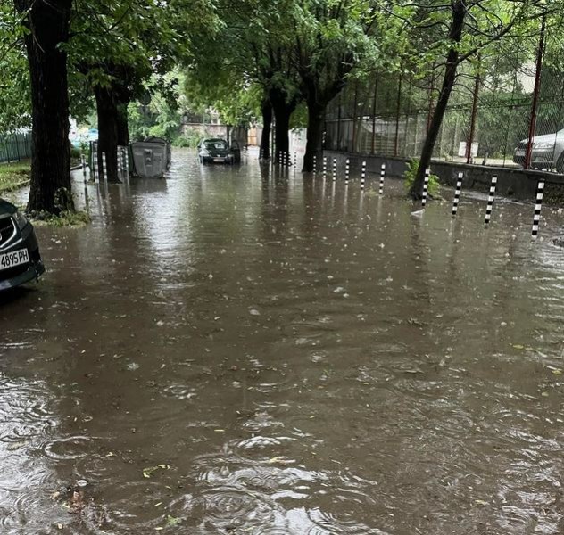 Снощи в София имаше проливни дъждове. На няколко места се