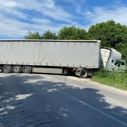 Тир се е завъртял до пловдивското село Войводиново Позицията на камиона