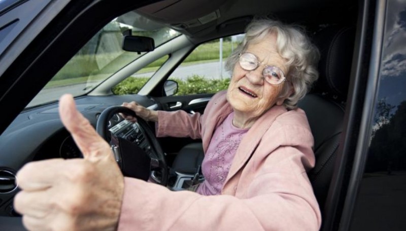 Стогодишна жена си поднови шофьорската книжа - карала от цяла вечност