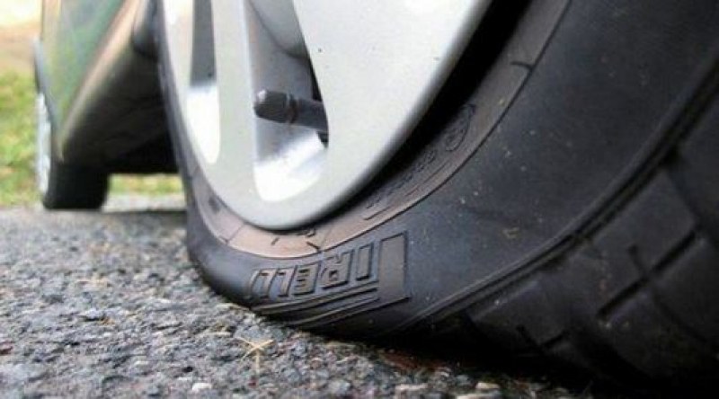 Как да залепим спуканата гума на колата?