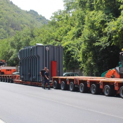 Близо 250 тонен трансформатор превозван като извънгабаритен товар в посока