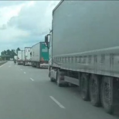 Километрични колони  към "Дунав мост 2", движението е затруднено от дни